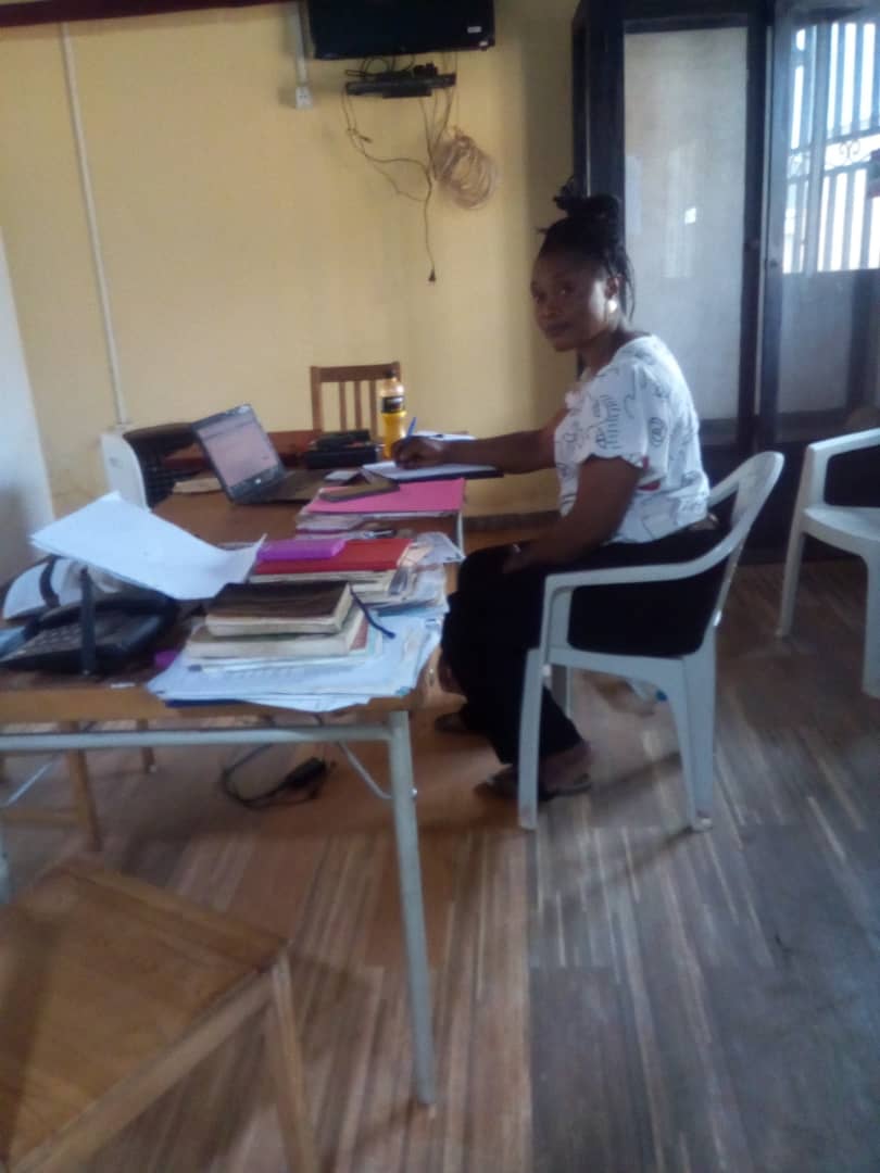 Assistante au bureau avec documents