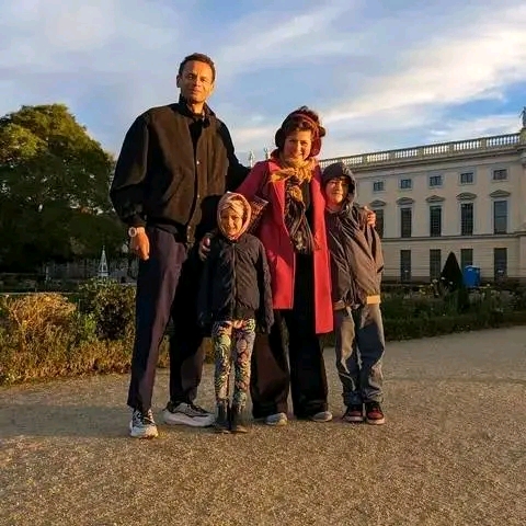 Famille devant bâtiment officiel