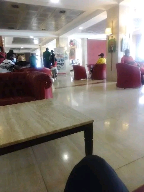 Hall d'accueil fauteuils rouges