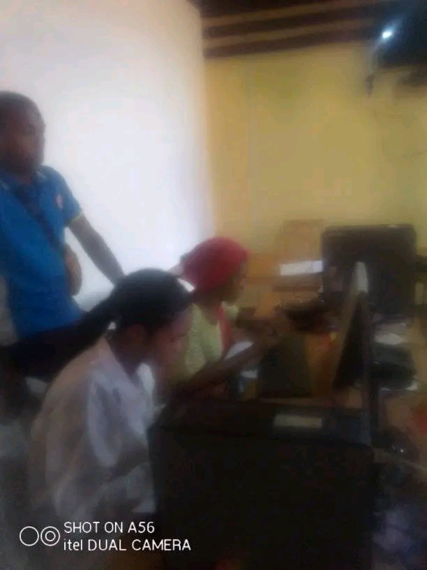 Apprenants devant ordinateurs
