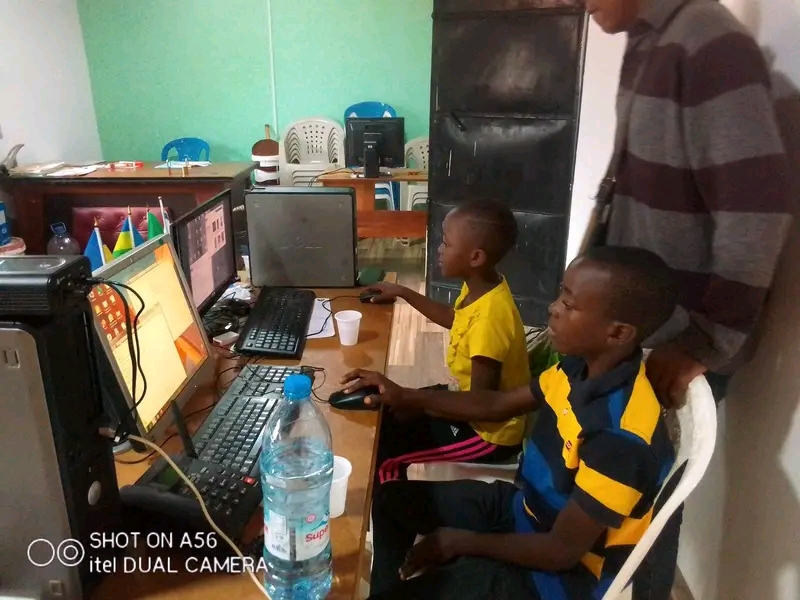 Enfants en atelier informatique