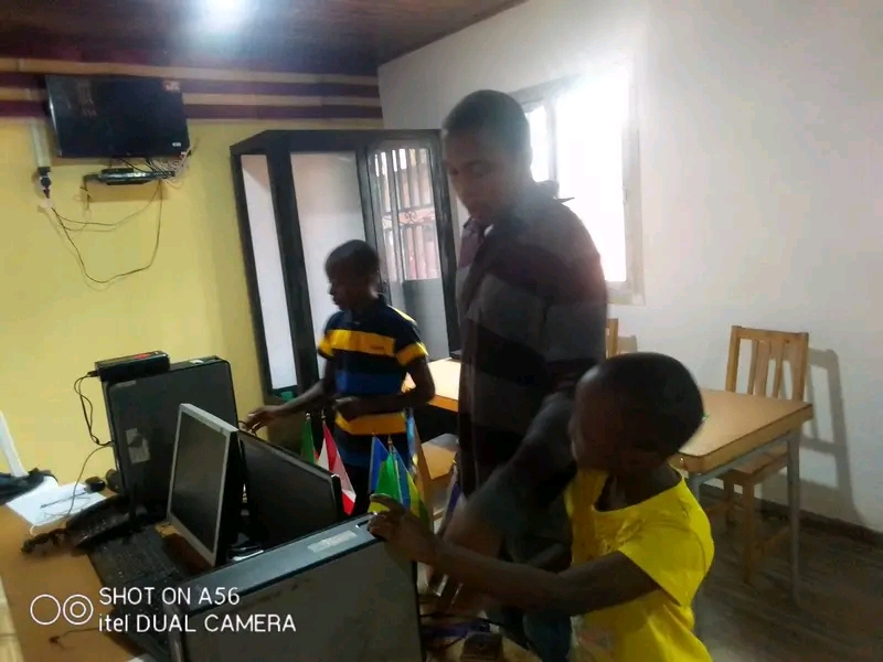Enfants et formateur en salle