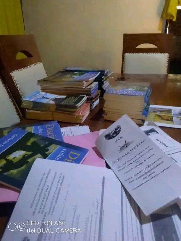 Documents et livres sur table