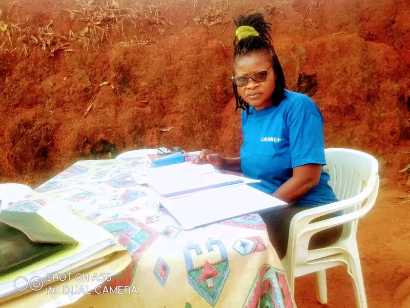 Femme au bureau extérieur