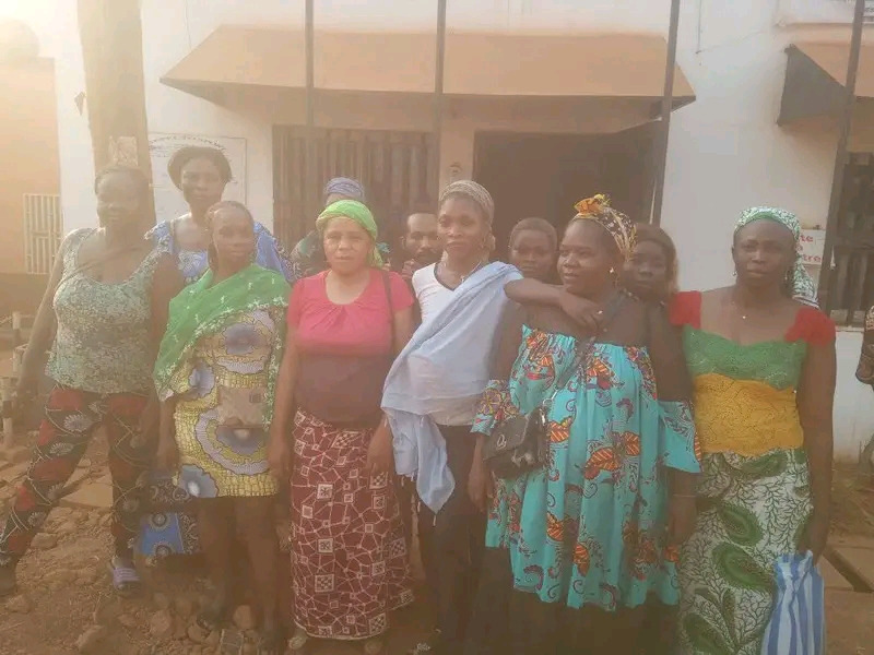 Groupe féminin devant le bureau 2