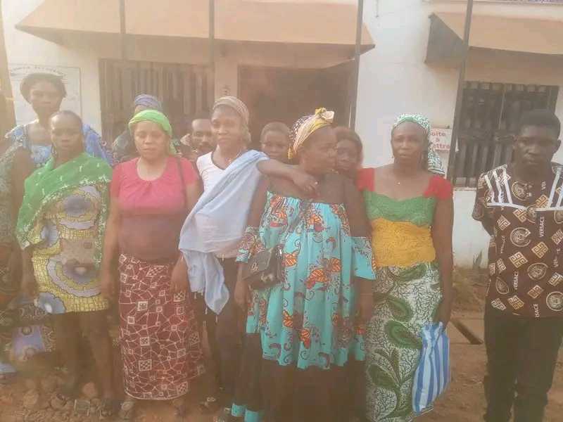Groupe féminin devant le bureau 3