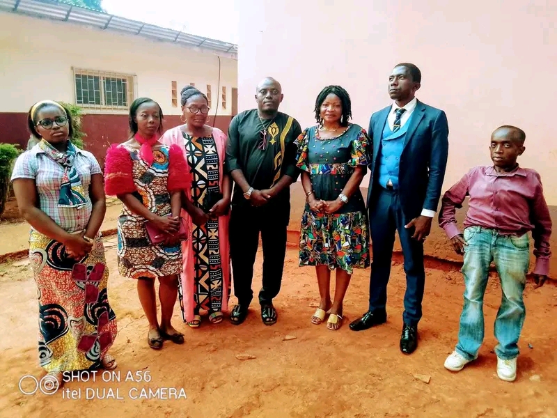 Photo de groupe en cour extérieure
