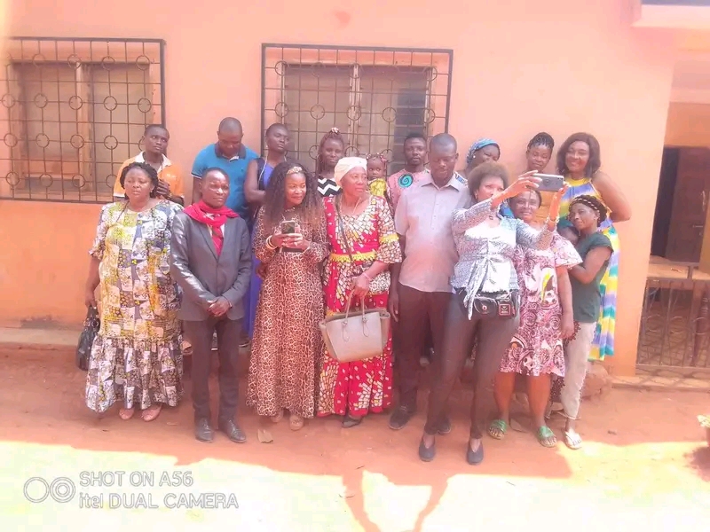 Photo de groupe devant bâtiment