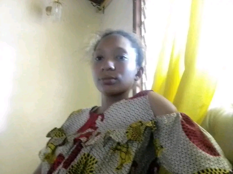 Portrait jeune femme près des rideaux