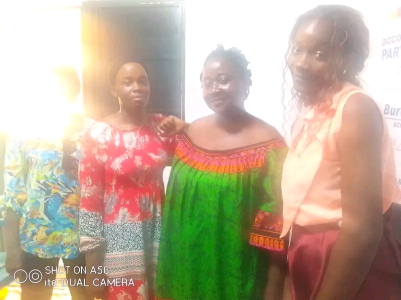 Quatre femmes portrait intérieur