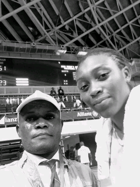 Selfie noir et blanc dans arène